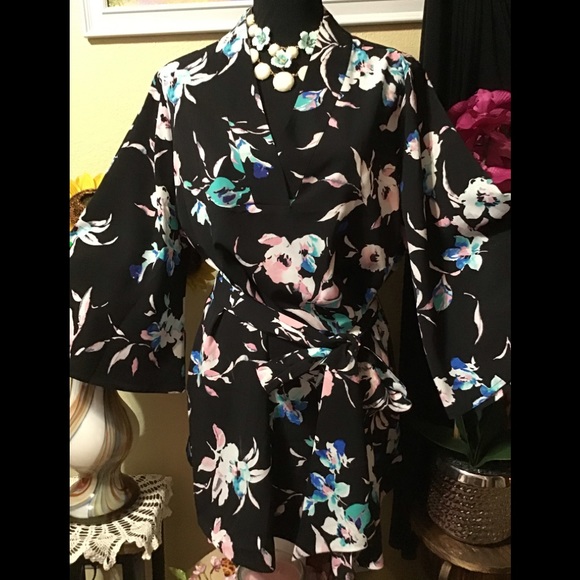 🌺NWT LANE BRYANT 14/16 or 22/24 TROPICAL FLORAL TOP - Picture 3 of 12